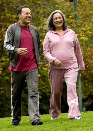 Hombre y mujer al aire libre, caminando con ropa cómoda.