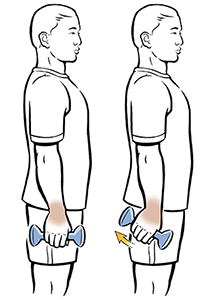Un hombre de pie hace un ejercicio de desviación cubital con una mancuerna.