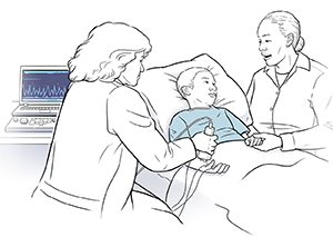 Niño en una cama de hospital con una mujer sentada cerca. El proveedor de atención médica está sosteniendo un dispositivo de electromiografía sobre el antebrazo del niño.