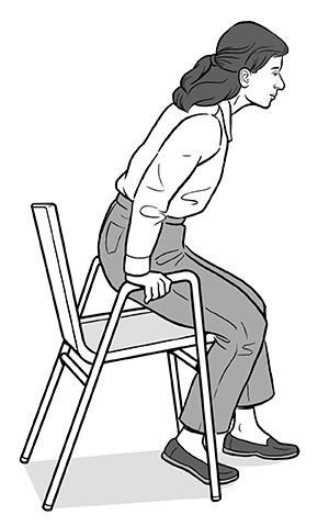 Mujer con la espalda recta y un pie delante del otro, sosteniéndose de los apoyabrazos para sentarse en una silla.