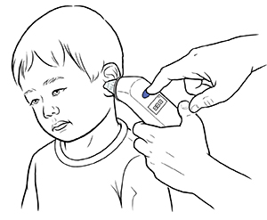 Manos sosteniendo un termómetro digital de membrana timpánica en el oído de un niño y presionando el botón de encendido.